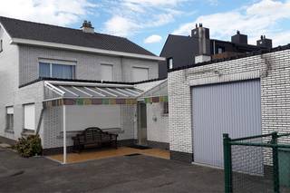 In het centrum van Hallaar gelegen woning met drie slaapkamers.<br />Dit goed onderhouden huis omvat verder een inkomhal, royale leefruimte, ingerichte keuken, wasplaats/berging, toilet, twee badkamers en een garage voor één wagen. Verder beschikt de woning over een zeer grote zolderruimte, een droge kelder, een overdekt terras met zonneluifel en een riante tuin.<br /><br />De locatie is ronduit interessant, de woning is gelegen op 100 meter van de plaatselijke basisschool.<br />Het centrum van Heist-op-den-Berg is bereikbaar in enkele minuten.<br /><br />De eigenaar geeft de voorkeur aan kandidaten zonder huisdieren.<br />Uiteraard zijn we op zoek naar huurders die rust, orde en netheid weten te respecteren.<br />Datum beschikbaarheid 1 september 2026.<br /><br />Meer info of een afspraak inplannen ter bezichtiging?<br />Telefonisch contact via 0473333333 of mail philip@wijns.be