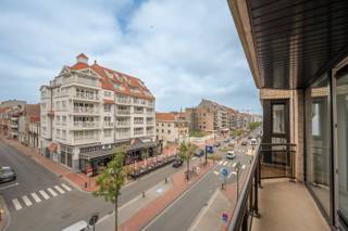 Res. New Look.<br />Op een toplocatie aan de zonnige zijde van de Lippenslaan, op wandelafstand van de zee en het strand, bieden wij dit energiezuinige appartement met terrassen aan de voor- en achterzijde te koop aan. Gelegen op de derde verdieping, bevindt u zich in het bruisende hart van Knokke, met winkels, restaurants en alle dagelijkse voorzieningen op een steenworp afstand.<br /><br /><strong>Indeling:</strong><br />Inkomhal met gastentoilet. Lichtrijke leefruimte met toegang tot het terras aan de voorzijde en heel mooi open zicht over zijstraat van Lippenslaan. Volledig ingerichte keuken, praktische berging, badkamer met inloopdouche, twee volwaardige slaapkamers en een tweede terras aan de achterzijde. Een privatieve kelderberging is inbegrepen.<br /><br />Ref. A702