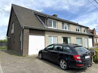 YES! Voor dit pand kan je zélf een afspraak inboeken! Ga naar de advertentie op onze website www.justwonen.be en plan meteen je afspraak in.<br /><br />Geen nieuwe, maar ‘n supernette woning aan een (h)eerlijke huurprijs. En meer moet dat soms niet zijn, toch? De absolute toplocatie krijg je er gewoon bij: nabij de dorpskern van het bruisende Oud-Turnhout, en op wandelafstand van school, sport, openbaar vervoer én natuur. <br /><br />Indeling:<br /><br />Via de inkomhal stappen we de woonkamer in. Grote ramen al gespot? Lekker licht en luchtig, en dat zien we ook in de keuken. En bovendien kijk je vanuit dit raam op de tuin én de achterliggende paardenweides. De enige buurman die dus binnenkijkt is Tony de Pony. Verder werd de keuken basic, maar netjes afgewerkt. <br /><br />Je kan nog extra rommeltjes kwijt in de voorraadkelder om de hoek. <br /><br />Naast de keuken is de badkamer, met een douche, toilet en wastafel. Hier vinden we ook de aansluitingen voor wassen en drogen. Liever niet in de badkamer? No worries, in de (inpandige) garage werd ook een aansluiting voorzien.<br /><br />Boven zijn 3 slaapkamers. “Balzalen” is een betere term eigenlijk, want de kamers zijn gigantisch. Da’s dan weer een voordeel van niet-meer-zo’n-piepjong huis, want dit formaat kom je niet meer tegen bij een nieuwbouwwoning, toch? Verder werden 2 kamers ook voorzien van enkele vaste kasten. <br /><br />Er is tenslotte nog een 4de kamertje. Als slaapkamer net te krap, maar wel een handige bergruimte of bureautje. <br /><br />De tuin werd onderhoudsvriendelijk ingericht, en biedt écht erg veel privacy. Geen last van glurende buren dus. Behalve Tony. De pony, remember? <br /><br />De auto zet je droog in de inpandige garage.