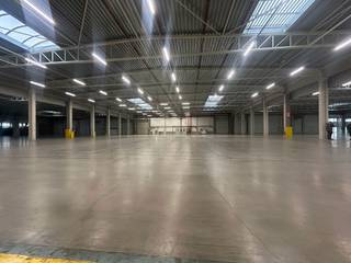 Entrepôt d’une superficie totale de 1.960 m² à louer, idéalement situé le long de la sortie du ring.<br />Possibilité de louer 400 m² de bureaux supplémentaires, attenants à l’entrepôt.<br /><br />L’entrepôt est accessible via 4 portes sectionnelles réparties sur deux rues, ce qui facilite les manœuvres et les flux logistiques. Il bénéficie d’une hauteur libre de 8 mètres et est entièrement équipé d’un système de sprinklage, d’une alarme et d’une détection incendie.<br />Une cabine haute tension est également présente sur le site.<br /><br />Emplacements de parking disponibles.<br /><br />Situation stratégique à seulement 1 km de l’entrée et de la sortie du ring (R0), offrant un accès rapide et direct aux principaux axes routiers.<br /><br />Disponible immédiatement !