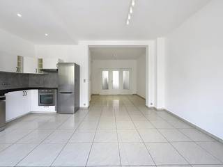 MOLENBEEK-SAINT-JEAN, vlakbij “Tour & Taxi” en het openbaar vervoer, mooi appartement met 1 slaapkamer van ± 63m² gelegen op de 1e verdieping. Het...
