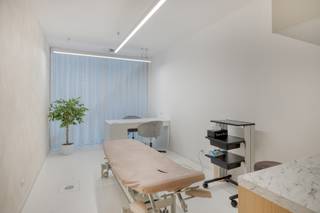 Praktijkruimtes te huur in Erasmus Valley, een multidisciplinair health center waar zorgprofessionals samenwerken, netwerken en groeien. Dit modern en volledig ingericht centrum biedt een hoogwaardige, instapklare werkomgeving voor paramedische en medische disciplines. Met een flexibele toegang, flexibele vergaderruimtes, een volledig uitgeruste fitnessruimte en een bruisend netwerk van professionals, vind je hier alles wat je nodig hebt om te floreren.<br /><br />Het centrum ligt nabij het Erasmusziekenhuis, midden in een sterke medische omgeving, en beschikt over parkeerplaatsen voor zowel zorgverleners als patiënten. De praktijkruimtes zijn volledig afgewerkt en geschikt voor onder meer kinesitherapeuten, osteopaten, dermatologen, huisartsen, huid- en schoonheidsspecialisten, personal trainers en andere zorgprofessionals. Naast de professionele therapie- en consultatieruimtes is er een moderne fitness- en revalidatiezaal met hoogwaardige apparatuur, aangevuld met een ijskoudwaterbad voor herstel en performance-coaching.<br />Patiënten worden ontvangen in een stijlvolle onthaal- en wachtruimte, ondersteund door een professionele receptie. Er is tevens een comfortabele consultatie- of vergaderzaal beschikbaar voor overleg, groepssessies of multidisciplinair samenwerken. Twee ruime kleedruimtes met lockers en douches zorgen voor extra comfort voor sporters en patiënten.<br /><br />Erasmus Valley biedt flexibele verhuurformules aan, van dagdelen tot permanente ruimtes, steeds in een all-in formule waarbij nutsvoorzieningen, onderhoud en het gebruik van alle faciliteiten inbegrepen zijn. Zo kan jij je volledig focussen op jouw praktijk.<br /><br />Sluit je aan bij dit partnernetwerk en ervaar werken op een hoger niveau. Contacteer ons vrijblijvend om de mogelijkheden te bespreken en een bezoek in te plannen. Voor meer informatie kan u contact opnemen met laura via laura@immoaccenta.be