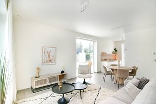 <strong>KWALITATIEF EN BETAALBAAR WONEN AAN DE WESTKUST</strong><br />Groen genesteld, maar vlakbij alles. Kwalitatief, maar betaalbaar. Comfortabel, maar energiezuinig. Strak gevormd, maar heel gezellig. Maak kennis met Woonwijk Zoetwaterlande: een splinternieuwe, gemoedelijke buurt waar het leven zoet is. In de wijk zijn in totaal 41 piekfijne woningen met alle comfort te koop. Bovendien komen de woningen in aanmerking voor een verlaagd btw- tarief van 6% ipv 21%. En dat scheelt een flinke slok op de borrel. Betaalbaar wonen aan de Westkust? Jazeker. Het kan.<br /><br /><strong>Ligging</strong><br />De fonkelnieuwe woonwijk verrijst in Adinkerke, op het perceel tussen de Kasteelwijk en het Kanaal Duinkerke-Nieuwpoort. Een eilandje van rust met een idyllisch zicht op het water. Goed verscholen, maar toch op wandelafstand van school, winkels en centrum. Met de auto, het openbaar vervoer of te voet, via de voetgangersbrug. Rustig gelegen en toch vlakbij verschillende strategische verkeersknooppunten en... de zee, natuurlijk<br /><br /><em><strong>Derde fase : RUWBOUW AFGEWERKT - Finale afwerking voorzien eind 2025.</strong></em><br />FASE 3 (4 woningen) zijn in afwerkingsfase.<br /><br />BEZOEK NU ONZE MODELWONING OP AFSPRAAK!<br /><br /><span>Klik hier voor ons aanbod</span>