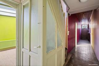 Bent u op zoek naar <strong>een woning te koop in Ingelmunster met tuin</strong>, praktische indeling en een uitstekende ligging? Dan biedt deze <strong>op te frissen gezinswoning </strong>een interessante opportuniteit voor starters, gezinnen of investeerders.<br /><br />De woning geniet van een aangename ligging nabij de vaart en beschikt over parkeermogelijkheden vlak voor de deur. Dankzij de vlotte bereikbaarheid en de nabijheid van dagelijkse voorzieningen combineert deze woning rust met comfort.<br /><br />Via de inkomhal komt u in de leefruimte, bestaande uit een gezellige woonkamer en salon. Aansluitend bevindt zich de keuken met ontbijthoek, een ideale plek voor het dagelijkse gezinsleven. Verder beschikt de woning over een veranda die zorgt voor extra lichtinval en een aangename overgang vormt naar de buitenruimte. Ook de badkamer bevindt zich op het gelijkvloers.<br /><br />Op de eerste verdieping vindt u de nachthal, drie slaapkamers en een afzonderlijk toilet. Via een trap bereikt u de zolder, die extra bergruimte biedt en mogelijkheden creëert naar de toekomst toe.<br />Buiten kunt u genieten van een tuin met terras, waar het heerlijk vertoeven is tijdens zonnige dagen.<br /><br /><u>Troeven van deze woning:</u><br />*Goede ligging nabij de vaart<br />*Parkeermogelijkheid voor de deur<br />*3 volwaardige slaapkamers<br />*Keuken met ontbijthoek<br />*Veranda met veel lichtinval<br />*Tuin met terras<br />*Zolder voor extra opslagruimte<br />*Op te frissen naar eigen smaak<br />*Interessant voor starters, gezinnen of investeerders<br /><br />Deze woning biedt een uitstekende basis voor wie op zoek is naar <strong>een betaalbare gezinswoning </strong>in Ingelmunster met buitenruimte en potentieel. Dankzij de ruime indeling, de tuin en de gegeerde ligging vormt dit pand een mooie kans op de vastgoedmarkt.<br /><br /><strong>Interesse? Contacteer ons voor meer informatie of een bezoek ter plaatse en ontdek zelf de mogelijkheden van deze woning.</strong>
