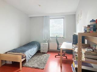 <p>In het woonproject Waterview aan het Engelsplein in Leuven bieden wij een moderne studentenkamer van circa 20m² met eigen sanitair aan. Het gebouw werd opgetrokken in 2015 en combineert hedendaagse architectuur met duurzame afwerking, waardoor het zowel comfort als kwaliteit uitstraalt.</p>
<p>De kamer maakt deel uit van een verhuurconcept in samenwerking met de KU Leuven, wat betekent dat u zich als eigenaar geen zorgen hoeft te maken over beheer, huurcontracten of opvolging. Alles wordt professioneel geregeld zodat u kunt rekenen op een stabiel en zorgeloos rendement.</p>
<p>De ligging van het project is een van de grootste troeven. Op slechts enkele minuten wandelen bevindt u zich bij het station van Leuven en in het levendige stadscentrum met zijn winkels, restaurants en gezellige pleinen. Voor studenten betekent dit een vlotte verbinding en een bruisende omgeving, voor eigenaars een gegarandeerde aantrekkingskracht en een constante vraag naar kwalitatieve huisvesting.</p>
<p>Met zijn eigentijdse afwerking, privé sanitair en centrale ligging combineert deze studentenkamer comfort met zekerheid. Een ideale kans om te profiteren van een stad die jaar na jaar nieuwe studenten verwelkomt en waar de vraag naar goed gelegen studentenkamers onverminderd hoog blijft. Maak van dit stukje Waterview uw zorgeloze keuze voor de toekomst.</p>