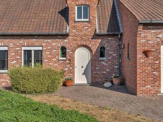 <p>Deze ruime woning in de Machelenbinnenweg in Deinze is gelegen op een ruim perceel van maar liefst 1.009 m² en biedt dankzij haar omvang en indeling heel wat mogelijkheden. </p><p></p><p>Bij het binnenkomen wordt u verwelkomd in een inkomhal met apart toilet, waarna u doorloopt naar de aangename woonkamer, voorzien van airco, met een mooi zicht op de ruime tuin. </p><p>Aansluitend bevindt zich de keuken, terwijl het gelijkvloers verder beschikt over een inpandige garage, badkamer, praktische gang en een handige inpandige tuinberging. </p><p></p><p>Op de eerste verdieping bevinden zich vier ruime slaapkamers, met bovendien de mogelijkheid om een vijfde slaapkamer te creëren. Daarnaast is er een douchekamer met toilet en een afzonderlijke berging. </p><p>De woning beschikt eveneens over een zolder, die bijkomende bergruimte biedt. </p><p></p><p>De ruime tuin en het omvangrijke perceel vormen een absolute troef en bieden tal van mogelijkheden voor wie op zoek is naar ruimte, rust en privacy.</p><p></p><p>De woning bevindt zich in de Machelenbinnenweg, een rustige en aangename omgeving nabij provinciedomein De Brielmeersen en het centrum van Deinze, waar u terechtkan voor allerhande winkels, scholen, horeca, ontspanning, etc. </p>
