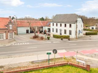 Aan de poort van de Vlaamse Ardennen, op de hoek van de Hundelgemse Steenweg en de Muntestok in Merelbeke, ligt dit uniek historisch pand met...