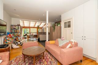 Instapklare woning met 3 slaapkamers en een charmant tuintje, in een kindvriendelijke omgeving. <br /><br />Indeling: <br />*Gelijkvloers<br />- inkomhal<br />- leefruimte met gashaard<br />- veranda met toegang tot de tuin<br />- open keuken voorzien van een lavabo, een vaatwasmachine, keramische kookplaat, spoeltafel, oven en frigo.<br />- berging met aansluiting wasmachine<br />- tuin met terras <br /><br />*Eerste verdieping<br />- badkamer voorzien van een lavabo, handdoekenverwarmer, bad/douche en een toilet<br />- slaapkamer 1 (9m²)<br />- slaapkamer 2 (9m²)<br /><br />*Zolderverdieping<br />- slaapkamer 3 (25m²)<br /><br />Pluspunten:<br />- kindvriendelijke rustige buurt<br />- instapklaar<br />- gezellige tuin met uitweg <br /><br />Op zoek naar een instapklare woning te koop in een rustige buurt? Contacteer ons voor een afspraak ter plaatse. 