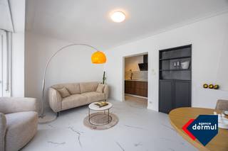 Appartement rénové avec style et vue sur mer à Ostende, prêt à emménager – idéal comme investissement ou résidence de vacances! Découvrez ce magnifique appartement entièrement rénové et baigné de lumière, avec une chambre spacieuse, idéalement situé à deux pas de la mer, de la plage et du centre d’Ostende. Situé au troisième étage, vous bénéficiez d’une superbe vue latérale sur la mer – parfait pour se détendre ou profiter d’un week-end à la côte. Cet appartement agréable et extrêmement fonctionnel est prêt à emménager et dispose en plus d’une cave pratique, idéale pour le matériel de plage ou du rangement supplémentaire. Grâce à son excellent rapport qualité-prix, c’est non seulement une résidence de vacances idéale, mais aussi un investissement intelligent! Ne manquez pas cette opportunité et planifiez dès aujourd’hui votre visite. Cet appartement n’attend plus que vous !