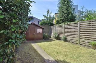 <p>IN OPTIE</p><p>Op zoek naar een ruime woning met renovatiepotentieel op een gegeerde locatie nabij Antwerpen? In Groenenhoek-Zuid in Berchem vindt u deze woning met 178 m² bewoonbare oppervlakte op een zuid-georiënteerd perceel van 173 m².</p><p>Met zijn ligging in Berchem is dit een bijzonder geliefde woonomgeving aan de rand van de Antwerpse binnenstad, waar een goede stedelijke bereikbaarheid samengaan met residentieel wonen en verrassend veel groen. Vanuit Groenenhoek zijn onder meer het Boekenbergpark & Te Boelaerpark vlot bereikbaar, die ruimte bieden voor ontspanning, wandelen en recreatie.<br />Station Antwerpen-Berchem, openbaar vervoer, winkels en scholen bevinden zich tevens in de nabije omgeving en ook de belangrijke uitvalswegen zijn vlot bereikbaar.</p><p>Op het gelijkvloers komt u binnen via de inkomhal. De ruime leefruimte in parket van circa 40 m² sluit aan op de keuken, voorzien van Miele-toestellen. Verder bevinden zich hier een praktische berging, een vestiairekast en een apart toilet.</p><p>De eerste verdieping telt momenteel 3 slaapkamers, een badkamer en een ruime tussenkamer van circa 23 m². Dankzij de beschikbare oppervlakte biedt deze verdieping mogelijkheden voor een doordachte herindeling, waarbij potentieel 4 slaapkamers gecreëerd kunnen worden.</p><p>Extra bergruimte is er ruimschoots dankzij de droge kelder van maar liefst 48 m² en een bijkomende kruipkelder.</p><p>De woning vraagt om een energetische renovatie en biedt daarmee de mogelijkheid om de ruimtes en afwerking naar eigen wensen vorm te geven.<br />Renovatieplicht is van toepassing.<br />Een asbestveilig attest is beschikbaar.</p><p>Troeven zijn de ruime bewoonbare oppervlakte van 178 m², de zuid-oriëntatie, het potentieel voor 4 slaapkamers en vooral de gegeerde ligging in Groenenhoek aan de rand van Antwerpen.</p><p>IN OPTIE</p><p>Makelaars, gelieve zich te onthouden.</p>