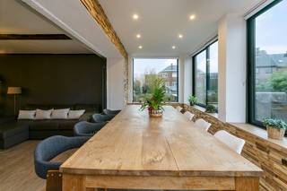 Dit uniek gelijksvloer appartement bestaat uit 2 slaapkamers, een badkamer en een zeer mooie leefruimte met een open keuken. Tevens is er een...