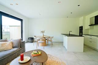 Park Viridis is een uniek woonproject gelegen nabij het centrum van Beveren, in een bijzonder groene en rustige omgeving. Energiezuinig wonen staat hier centraal.<br />De afwerking van deze appartementen bevindt zich in de eindfase en bieden alle modern comfort. Er kunnen nog aanpassingen gebeuren op het vlak van keuken en badkamer, volledig in samenspraak en volgens de voorziene budgetten in het lastenboek.<br />Het project bestaat uit meerdere woonentiteiten en is omgeven door een prachtig groen park van maar liefst 7.000 m². Elk appartement beschikt over een ruim en gezellig terras met zicht op de tuin.<br />Voor dit hedendaagse project wordt gewerkt met de allernieuwste technieken, waaronder zonnepanelen en warmtepompen met vloerverwarming en vloerkoeling. Daarnaast is er de mogelijkheid om een ondergrondse parkeerplaats aan te kopen.<br />Wenst u deze unieke kans niet te laten voorbijgaan? Maak dan gerust een afspraak. <br /><br />referentie: 4602