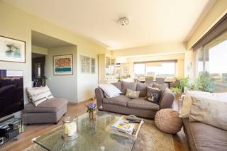 Cet appartement à vendre, prêt à être emménagé, est situé au 7ème étage de l 'emblématique Riverside Tower sur Esmoreit Avenue. Son...