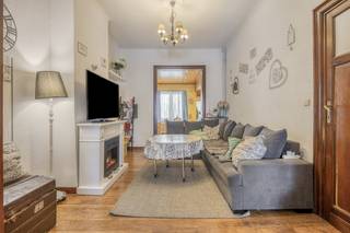 Ontdek deze praktische gezinswoning, een unieke kans om een huis te kopen in de bruisende stad Vilvoorde. Dit vastgoed is gelegen aan de Schaarbeeklei, een belangrijke verbindingsweg tussen Vilvoorde en Brussel, en biedt een ideale balans tussen stadsleven en comfort.Deze gesloten bebouwing in Vilvoorde beschikt over een kleine stadstuin, perfect om te ontspannen na een drukke dag. U geniet hier van uw eigen plekje, terwijl u toch alle voorzieningen van Vilvoorde binnen handbereik heeft.De indeling van dit pand te koop is als volgt:Gelijkvloers:- Inkomhal- Woon- en eetruimte- Uitgeruste keuken- Toegang tot terras en stadstuinEerste verdieping:- Grote slaapkamer met dressing- Handig bureauTweede verdieping:- Slaapkamer- Badkamer- Bureau met trap naar mezzanine/kinderkamer onder het dakGoed EPC, klasse C. De bereikbaarheid van dit huis is uitstekend. Het centrum van Vilvoorde is vlakbij en het openbaar vervoer, met station Vilvoorde op wandelafstand, zorgt voor vlotte verbindingen. Dit maakt het een aantrekkelijke koop voor wie op zoek is naar een comfortabele gezinswoning in een dynamische omgeving. Deze woning is een mooie opportuniteit voor wie een praktisch huis wil kopen in Vilvoorde.