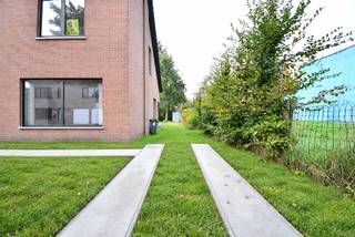 Ideale en rustige locatie, nabij het centrum van Waasmunster. Energetische totaalrenovatie 2021 met een zeer gunstige EPC score als gevolg: 71 kWh/m²jaar, label A. 10 zonnepanelen, ventilatiesysteem, vloerverwarming op gelijkvloers, enz. Indeling : inkomhal met toilet, ruime technische berging en uitgang naar het terras en de tuin, volledig ingerichte open keuken, mooie en ruime living met zicht op de prachtige zuid gerichte tuin. 1e VD : 4 slaapkamers, waarvan 1 met annex badkamer met douche, 2de badkamer met ligbad. Ruime zolder.<br />Er is een voortuin en zijdelingse oprit naar achtertuin. Deze woning is onmiddellijk beschikbaar. EPC ref.: 20260908-0003949054-RES-1.<br />Voor informatie en/of bezoek, stuur een mail naar is.waasmunster@skynet.be of tel. 0495/733419.