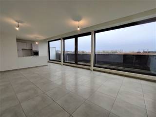 Deze ruime en comfortabele duplex penthouse is gelegen in een recent gebouwde residentie in het centrum van Harelbeke. De lichtrijke leefruimte...