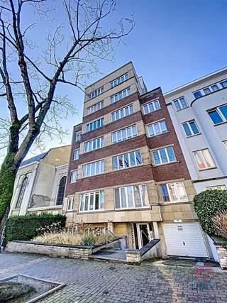 UCCLE - Located on Avenue Coghen next to the Collège Saint-Pierre d'Uccle, near Parc de Wolvendael and Parc Brugmann, close to many shops and transport links, beautiful apartment of approx. 91sqm (completely refurbished in 2021) with 2 bedrooms located on the 2nd floor. It consists of a living room of approx. 27sqm, a fully equipped kitchen (oven, hob, extractor hood, fridge/freezer, dishwasher, and washing machine), a bedroom of approx. 10sqm, a bedroom of approx. 16sqm, a shower room, and a separate toilet. No cellar. <br /><br />Charges: provision of 150€/month (heating and common areas). <br /><br />EPC E+. <br /><br />Available on 01/07/2026. <br /><br /><br />
<p><u>On the 2nd floor:</u></p>
<ul>
<li>Entrance hall</li>
<li>Living room of approx. 27sqm (3.56 x 2.75 & 4.64 x 3.75)</li>
<li>Fully equipped kitchen (oven, hob, extractor hood, fridge/freezer, dishwasher, and washing machine)</li>
<li>Bedroom of approx. 10sqm (2.47 x 4)</li>
<li>Bedroom of approx. 16sqm (3.95 x 3.92)</li>
<li>Shower room (walk-in shower, sink, wc)</li>
<li>Separate toilet</li>
</ul>
<br /><br />Measurements given for information purposes only.