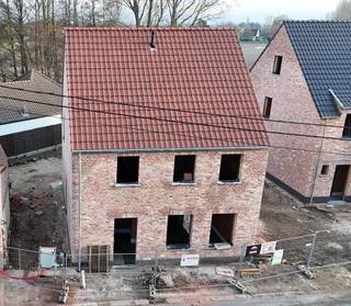 Deze alleenstaande nieuwbouwwoning is gelegen te Bovekerke en bestaat uit: <br /><br />Gelijkvloers: inkomhal - gastentoilet - bureau - lichtrijke living met open ingerichte keuken - berging/wasplaats - carport.<br /><br />Op 1ste verdieping: nachthal - afzonderlijk toilet - 4 slaapkamers - badkamer - zolderluik naar de opbergzolder.<br /><br />troeven van deze woning: <br /><br />- rustige ligging<br />- energiezuinig<br />- kwalitatief en duurzaam afgewerkt<br />- 6% BTW mogelijk !<br /><br />EPC: Woning in aanbouw<br /><br />Prijs 379 000 € (exclusief registratierechten op de bouwgrond, exclusief BTW op de constructie, exclusief aansluitingskosten. Exclusief kosten landmeter, architect, .... ).