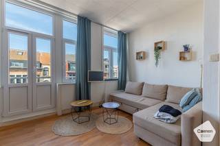 Dit <strong>lichtrijke appartement</strong> is gelegen op een <strong>gunstige ligging</strong>, op <strong>wandelafstand van het strand en het centrum</strong>. Dankzij de <strong>praktische ligging </strong>geniet u van een vlotte bereikbaarheid en bevinden <strong>alle voorzieningen zich binnen handbereik</strong>.<br /><br />Via de inkomhal bereikt u de <strong>aangename leefruimte</strong>, die dankzij de <strong>grote raampartijen</strong> geniet van een <strong>mooie natuurlijke lichtinval.</strong> De <strong>keuken</strong> sluit mooi aan op de leefruimte en zorgt voor een <strong>functionele en aangename indeling</strong>.<br /><br />Het appartement beschikt verder over een <strong>ruime slaapkamer</strong>, die zorgt voor het nodige <strong>comfort en privacy</strong>. Aansluitend bevindt zich de <strong>badkamer</strong>, voorzien van <strong>een douche</strong>.<br /><br />Een bijzondere troef is het <strong>ruime zonneterras</strong>, waar u dankzij de gunstige oriëntatie <strong>de hele dag van de zon kunt genieten</strong>. Daarnaast beschikt het appartement over een <strong>zolder</strong>, die extra bergruimte en praktische mogelijkheden biedt.<br /><br />Dankzij de <strong>functionele indeling</strong>, de <strong>aangename leefruimte, </strong>het <strong>zonneterras</strong> en de <strong>extra zolderruimte</strong>, in combinatie met de <strong>gunstige ligging</strong>, vormt dit appartement een interessante opportuniteit als <strong>investering, tweede verblijf of voor eigen bewoning</strong>.
