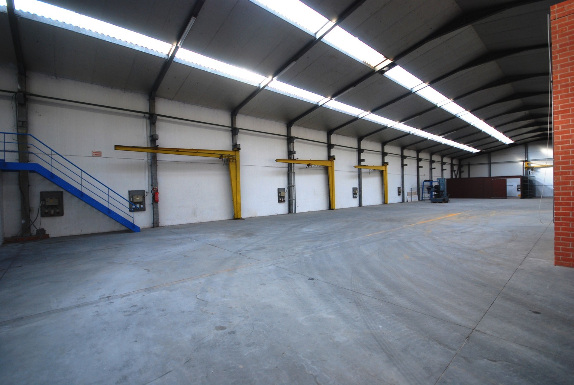 VEELZIJDIGE RUIME LOODS VAN 1150 M² MET BURELEN EN TOONZAAL - foto 4