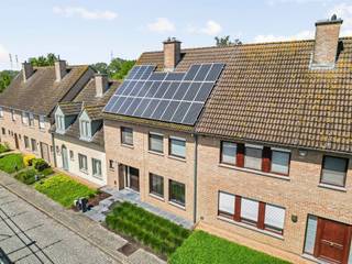 <p><span>Deze instapklare en uitstekend onderhouden gezinswoning in Kaster combineert ruimte, comfort en energiezuinig wonen op een rustige ligging in het centrum. Met een bewoonbare oppervlakte van 194 m² biedt deze woning alles wat een modern gezin nodig heeft.</span></p><p><span> </span></p><p><span>Bij het binnenkomen wordt u verwelkomd in een lichtrijke leefruimte waar grote raampartijen zorgen voor een aangename sfeer en een mooi contact met buiten. De woonkamer vloeit naadloos over in de eetplaats met maatwerk zitbank en de stijlvolle, volledig uitgeruste keuken met kookeiland. Doorheen de woning werd veel aandacht besteed aan een hoogwaardige afwerking met talrijke ingebouwde kasten. Zelfs de deur naar de wasplaats werd discreet geïntegreerd in het keukenmeubilair, wat zorgt voor een strak en harmonieus geheel.</span></p><p><span> </span></p><p><span>De woning beschikt over vier volwaardige slaapkamers en een ruime badkamer met ligbad en inloopdouche. Een absolute meerwaarde is de indrukwekkende zolderverdieping die vandaag werd ingericht als multifunctionele leefruimte. Dankzij de open structuur, de zichtbare houten afwerking en de royale oppervlakte geniet deze verdieping van een uniek loftgevoel. Ideaal als master bedroom, thuisbureau, speelkamer of hobbyruimte. Bovendien beschikt de woning nog over bijkomende zolderruimte, waardoor ook aan praktische bergruimte geen gebrek is.</span></p><p><span> </span></p><p><span>Ook op energetisch vlak scoort deze woning uitstekend dankzij de aanwezige zonnepanelen en het gunstige EPC-label B. Achteraan geniet u van een gezellige, onderhoudsvriendelijke buitenruimte waar u tot laat kunt genieten van de avondzon. De garage en private parkeerplaats achteraan vervolledigen het geheel.</span></p><p><span> </span></p><p><span>Te koop via LANCEERMOMENT op zaterdag 27 juni 2026, uitsluitend op afspraak. Een unieke kans om deze verzorgde woning zelf te ontdekken.</span></p><p><span> </span></p>