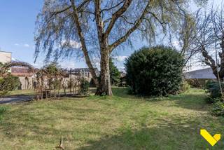 Exclusieve woning met een oppervlakte van 320m² en 6 slaapkamers.<br /><br />Troeven:<br />- ruime leefruimte <br />- prachtig uitzicht met ruime zuid gerichte tuin<br />- riante inkomhal<br />- praktijkdeel voorheen tandartspraktijk<br />- commerciële ligging<br />- vrije beroepen<br />- zolderverdiep met vaste trap<br />- ruime kelder van 70m²<br />- geen renovatieverplichting<br /><br />Heeft u interesse in een bezichtiging? Contacteer ons via het nummer 014 58 02 08.