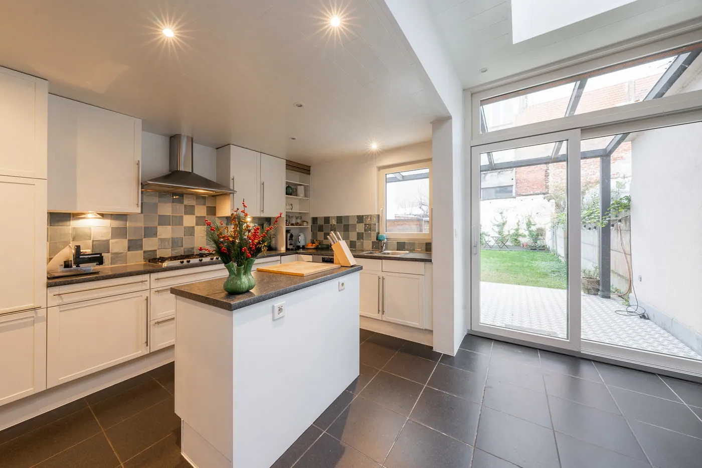 Ruime bemeubelde woning met tuin en 4 slpks - foto 4