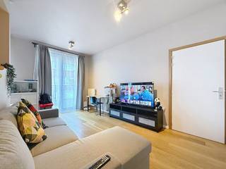 <strong>EVERE</strong>, in de buurt van de NAVO, in een rustige straat, dicht bij winkels en vervoer, studio-appartement in een recent gebouw (2019) met ±40m² woonoppervlak. Het bestaat uit een woonkamer met slaaphoek, een open ingerichte keuken, een douchekamer, een toilet, een kelder en een fietsenberging. EPB: C+ 25kgCO²/(m²,jaar).<br />
<p><u><strong>Studio A0.5 op de begane grond:</strong></u></p>
<ul>
<li>Woonruimte ± 16 m²</li>
<li>Open, volledig ingerichte keuken (oven, kookplaat, afzuigkap, koelkast)</li>
<li>Slaapgedeelte van ± 8,5 m²</li>
<li>Doucheruimte met toilet en ruimte voor een wasmachine</li>
</ul>
<p>Kelder nr. K1.5</p>
<p>Raming van de gemeenschappelijke kosten: 60 €/maand</p>
<p>Beschikbaar vanaf 1 augustus 2026</p>