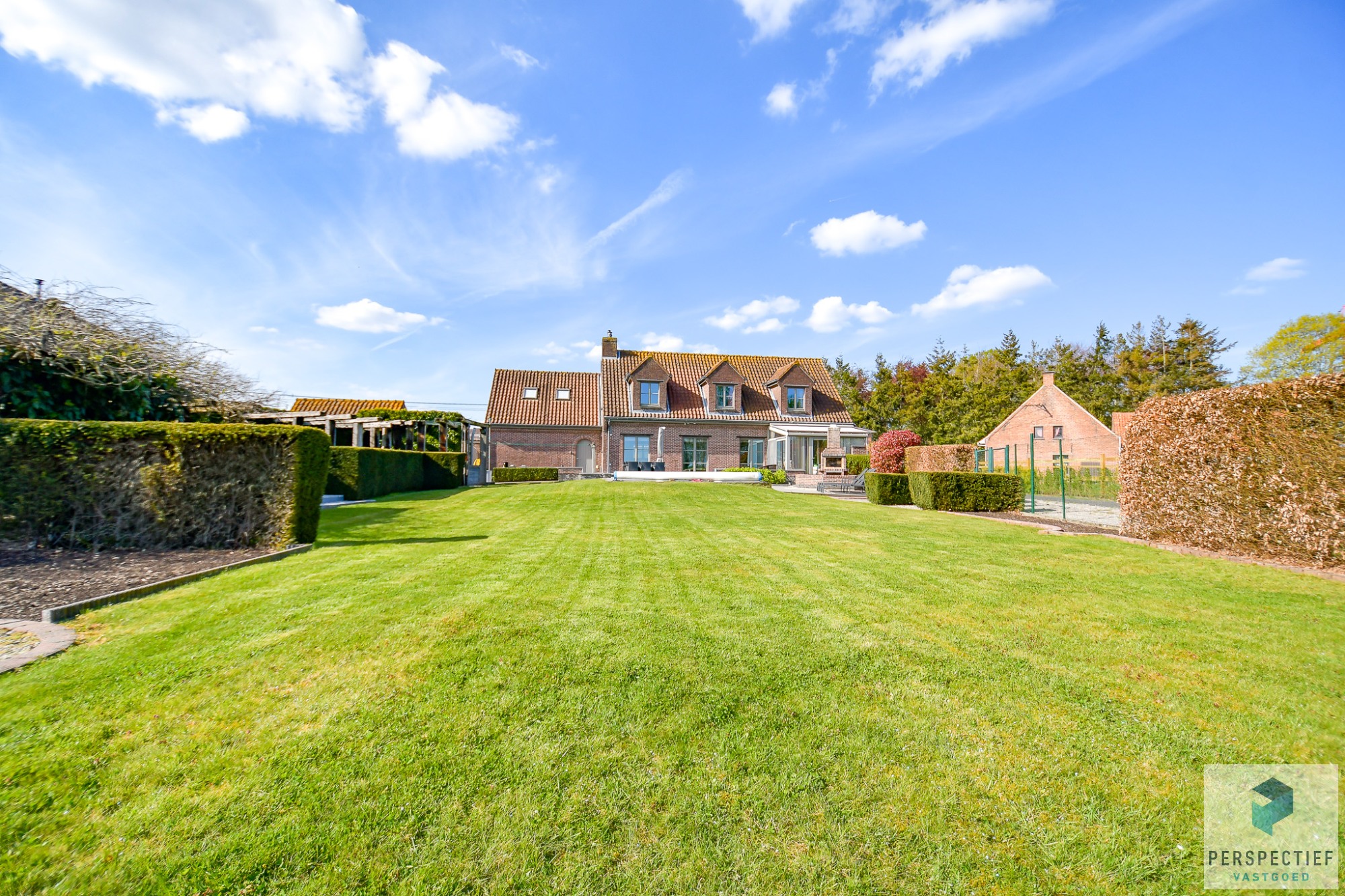 Landelijk gelegen villa met handelsruimte en buitenzwembad op 1370 m² - foto 3