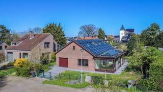 Een ruime (250m²), te moderniseren villa met oa. 3 (mogelijk 5) slaapkamers,<br />ruime woonkamer + veranda (samen 69,00m²), 40 zonnepanelen (op heden nog met <br />certificaten), garage + parking, ideaal gelegen in een verkeersvrij woonerf. <br />Op het gelijkvloers: inkom, living (35.00m²) + mooie veranda (34,00m²), keuken (11.50m²), nachthal met vestiaire en toilet, badkamer (bad, dubbele wastafel), slaapkamers 1 en 2 (14.35 / 17.60m²), garage (24.00m²);<br />Op de eerste verdieping (af te werken): kamer 3 (13.60m²), bureelruimte (10.00m²), douchekamer (douche + wastafel), toilet, inrichtbare zolderruimte (45.00m²);<br />Verder: kelder (18.00m²), oprit, terras en tuin. <br />Buitenschrijnwerk hardhout driedubbel glas + alu dubbel glas <br />Centrale verwarming op aardgas (nieuwe gascondensketel) + airco<br />EPC: label C - 40 zonnepanelen - asbestveilig<br />Perceeloppervlakte: 6a 91ca - kadastraal inkomen: 2.318EUR