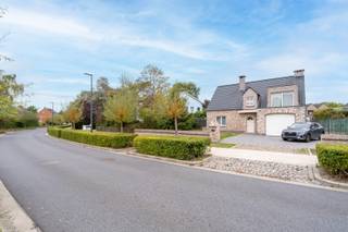 <p>Interesse in dit pand? Neem voor bijkomende informatie of het maken van een afspraak rechtstreeks contact op met Julie Meyers via <strong>+32 472 36 86 54</strong> of <strong>julie.meyers@copandi.be</strong>.</p><p>Welkom in deze instapklare woning aan de Dijleweg 8 in Rijmenam, een rustige en groene omgeving waar wonen meteen vertrouwd aanvoelt. Dit instapklare huis uit 2005 ligt op een perceel van 790 m². Je geniet hier van een ruime gezinswoning met een praktische indeling en alle comfort. De woning is momenteel verhuurd, wat ook interessant kan zijn voor wie op zoek is naar een investering.</p><p>Bij het binnenkomen kom je in de inkomhal, die toegang biedt tot de leefruimte, het gastentoilet, de nachthal en de inpandige garage. De ruime leefruimte met eetplaats sluit aan op de open keuken, die uitgerust is met een vaatwasmachine, oven, microgolfoven, dubbele spoelbak en kookplaat met dampkap.</p><p>Op het gelijkvloers bevindt zich ook een ruime slaapkamer met ruim 15 m² met zicht op de tuin. Daarnaast is er een badkamer voorzien met een bad, douche, dubbele lavabo en toilet. Verder is er een praktische berging.</p><p>De eerste verdieping telt nog drie slaapkamers, waaronder een bijzonder ruime kamer van bijna 28 m². Daarnaast is er een tweede badkamer met bad, douche, lavabo en toilet.<br />Met vier slaapkamers en twee badkamers biedt de woning heel wat mogelijkheden voor een gezin of voor wie graag extra ruimte heeft voor een bureau of hobbykamer.</p><p>Ook buiten is er voldoende ruimte om te genieten. De tuin met terras vormt een aangename plek om tot rust te komen. De extra garage en de bijkomende parkeermogelijkheden op de oprit zorgen voor extra comfort.</p><p>De woning beschikt over pvc- buitenschrijnwerk met hoogrendementsglas, centrale verwarming op gas en een conforme elektrische keuring. Met een EPC-label C is ook de energiescore een mooi pluspunt.</p><p>✅ Instapklare woning uit 2005<br />✅ Slaapkamer en badkamer op het gelijkvloers<br />✅ Vier volwaardige slaapkamers<br />✅ twee volwaardige badkamers<br />✅ Ruime perceel met tuin, terras en twee garages</p>