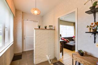 In de Kloosterstraat te Pulle bevindt zich deze open bebouwing met een bewoonbare oppervlakte van 151 m². De woning is gelegen in een aangename en residentiële straat in een groene omgeving!<br /><br />Pulle is een charmante deelgemeente van Zandhoven en combineert landelijk wonen met een vlotte bereikbaarheid. Winkels, scholen, kinderopvang en openbaar vervoer bevinden zich in de nabije omgeving, evenals goede verbindingswegen richting omliggende gemeenten en de E34/E313. Hierdoor woon je rustig, maar toch strategisch gelegen.<br /><br />Op het gelijkvloers kom je binnen via de inkomhal met toegang tot de leef- en eetruimte. Aansluitend bevindt zich de keuken en eetplaats met een prachtig zicht op de tuin. Verder vinden we op het gelijkvloers een wasplaats, apart toilet en de badkamer. Een bijkomende troef is de extra ruimte, momenteel ingericht als kapsalon, die perfect kan dienen voor thuiswerk, praktijk of als hobbyruimte. <br /><br />Op de verdieping bevinden zich vier volwaardige slaapkamers, wat zorgt dat deze woning ideaal is voor gezinnen. <br /><br />De woning heeft een kelder en beschikt over een aparte garage achteraan en een oprit met parkeermogelijkheid.<br /><br />De westgerichte tuin is een absolute troef: hier geniet je van veel namiddag- en avondzon in een aangename, rustige omgeving.<br /><br />Pluspunten:<br />- Aangename charmante tuin<br />- Westgerichte tuin<br />- Oprit en garage<br />- Geschikt voor combinatie wonen/werken<br /><br />Ben je op zoek naar een ruime woning met potentieel en een zonnige tuin? Dan biedt deze eigendom een mooie opportuniteit.<br />*Inlichtingen in aanvraag