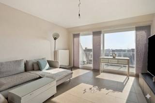 Lichtrijk doorzonappartement met 2 slaapkamers in residentie Van Gucht. Rustig gelegen in de Rodestraat te Veurne doch slechts op wandelafstand...