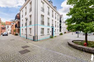 <p><strong>Instapklaar appartement met twee slaapkamers, een terras en een autostaanplaats, ideaal gelegen in het centrum van Turnhout. Een ideale combinatie van comfortabel wonen, veel lichtinval en een vlotte bereikbaarheid. </strong><br /><br />Bij het betreden van het appartement komt u terecht in de inkomhal, die toegang biedt tot de lichtrijke leefruimte met open keuken. Dankzij de grote raampartijen geniet de woonkamer van een aangename natuurlijke lichtinval, wat zorgt voor een warm en ruimtelijk gevoel.</p>
<p>De moderne open keuken is volledig geïnstalleerd en voorzien van een praktisch keukeneiland, een oven, koelkast, vaatwasmachine (Miele toestellen) en heel wat kastruimte. Aansluitend bevindt zich een handige berging, ideaal voor extra opslagruimte.</p>
<p>De eetruimte sluit aan op een groot schuifraam dat toegang biedt tot het terras. Hier kan u in alle rust genieten van een aangename buitenruimte met de nodige privacy.</p>
<p>Via de hal bereikt u de twee volwaardige slaapkamers en de badkamer, uitgerust met een ligbad, douche, dubbele wastafel en toilet.</p>
Dit appartement is bovendien uitstekend gelegen in het hart van Turnhout, op wandelafstand van scholen, winkels, horeca en openbaar vervoer. Dankzij deze centrale ligging geniet u van alle dagelijkse voorzieningen binnen handbereik, terwijl u toch kan thuiskomen in een rustige en aangename woonomgeving.<br /><br /><span>Bijzonderheden:</span><br />
<ul>
<li>Inclusief staanplaats en berging</li>
<li>Gunstige EPC-score van 150 kWh/m²/jaar (energielabel B)</li>
<li>Elektriciteit conform</li>
<li>Instapklaar</li>
<li>Afgewerkt door Segers Interieur</li>
<li>Vloeren in massief parket en natuursteen</li>
<li>Op wandelafstand van winkels, scholen en openbaar vervoer</li>
<li>Vaste maandelijkse kosten: 176,50 EUR (160 EUR appartement + 16.50 EUR garage)</li>
</ul>
<br /><span>Stedenbouwkundige inlichtingen in aanvraag'</span>