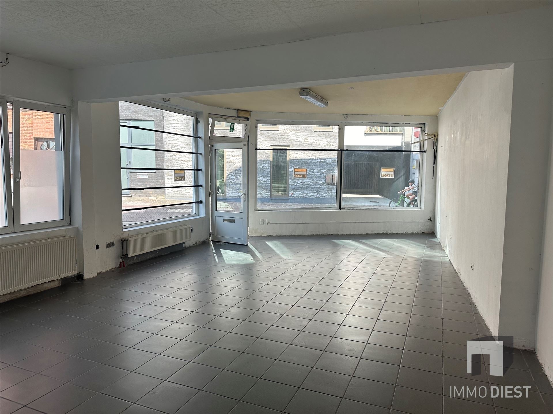 Handelsgelijkvloers met woonst en garages - foto 4