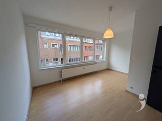 <p><span>Cet appartement est très bien situé et central. À distance de marche de la gare de Louvain, près de l'autoroute E314 et pour se détendre, vous pouvez vous rendre dans le beau Domaine Provincial et HAL 5 à Kessel-lo. Au 1er étage de cette maison mitoyenne, vous entrez dans la pièce de vie de l'appartement. Le coin salon est attenant à la cuisine aménagée, qui est équipée d'un four, d'une plaque de cuisson à induction et d'un réfrigérateur. Vous avez une vue sur l'extérieur et un accès à une terrasse privée avec jardin. Dans la salle de bain, il y a une baignoire avec un écran de douche, un miroir-placard et des toilettes. La chambre est située côté rue et offre suffisamment d'espace pour une armoire et un lit double. </span></p><p><span> </span></p><p><span><br />Cet appartement est disponible immédiatement.</span></p><p><span>provision gaz = €80 (eau et électricité sont individuelles)<br />Intéressé? Demandez rapidement votre visite via notre site web</span></p><p><span> </span></p>