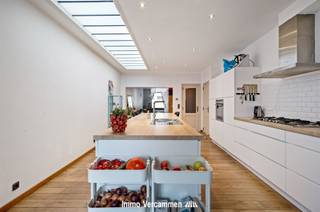 <p><span>Deze lichtrijke woning met drie slaapkamers, tuin en garagebox gunstig gelegen te Lier. Deze woning biedt een perfecte balans tussen karaktervolle charme en hedendaags wooncomfort.</span></p><p><span>Het kloppend hart van de woning is zonder twijfel de indrukwekkende open keukenruimte. De volledig uitgeruste keuken beschikt over ingebouwde kasten en een centraal kookeiland, met rechtstreekse toegang tot de tuin via een groot schuifraam. </span></p><p><span>Dankzij de hoge plafonds, royale raampartijen en een lichtstraat baadt zowel de keuken als de leefruimte in natuurlijk daglicht, wat zorgt voor een aangenaam open en ruimtelijk gevoel.</span></p><p><span>Op de eerste verdieping geeft de nachthal toegang tot twee volwaardige slaapkamers en een eerste badkamer. Op de bovenste verdieping bevindt zich de derde slaapkamer met aansluitend een tweede badkamer, wat zorgt voor extra comfort en privacy. </span></p><p><span>Tot slot beschikt de woning over een volwaardige garagebox, bereikbaar via een oprit. Deze biedt ruime mogelijkheden voor wagen- en extra opslagruimte.</span></p><p><span>Een unieke opportuniteit voor wie op zoek is naar een woning op een centrale ligging, nabij het stadscentrum, scholen en winkels. Bovendien geniet u van een vlotte bereikbaarheid, met het treinstation en openbaar vervoer op wandelafstand.</span></p><p><span> </span></p><p><span>Bezoek enkel na afspraak, vrijblijvende info op kantoor: 015/755 444 of <span>info@immovercammen.be</span></span></p><p><span>Beschikbaarheid overeen te komen i.f.v. huidige verhuring, wat momenteel een mooi rendement biedt.</span></p><p><span> </span></p><p><span> </span></p>