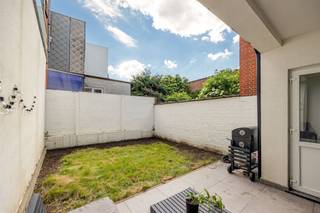 <p><span> </span></p><p><span>Instapklaar, tot in de puntjes verzorgd en op een fijne Borgerhoutse locatie, dat is jouw nieuwe appartement in een notendop. Inpakken, verhuizen, uitpakken en genieten maar!</span></p><p><span>Van je nieuwe plekje, en van de stadstuin natuurlijk!</span></p><p><span> </span></p><p><span>Je ziet het al meteen aan de verzorgde bakstenen gevel met nieuwe blauwgrijze pvc-ramen: dit pand werd met zorg vernieuwbouwd.  Je komt binnen via de lichte, gemeenschappelijke hal, met z’n cementtegel met retromotief en de mooie afgeschuurde houten trap als eyecatchers.</span></p><p><span> </span></p><p><span>Zon op je terras en in je tuin</span></p><p><span>Het gelijkvloers appartement heeft al meteen een binnenkomer van jewelste: de leefruimte met een schuifraam van muur tot muur, dat uitgeeft op de fijne stadstuin. Denk: een écht stuk gazon, een lichtgrijze terrastegel en witgekalkte muren die het licht mooi weerkaatsen. Vanuit je zithoek, of vanuit de open keuken kijk je hier zo op je stukje groen. </span></p><p><span>Bovendien is je tuintje zuidwest georiënteerd, dus je pakt hier lekker veel zon binnen. Je terras is ook voor een stukje overdekt; goed voor regenachtige dagen waarop je toch even buiten wilt.<br />Ook handig: de tuinberging, met aansluiting voor je wasmachine of plaats voor je grasmachine en ander tuingereedschap. De witte crepi achtergevel zorgt voor een ruimtegevoel.</span></p><p><span> </span></p><p><span>De open keuken is volledig uitgerust met kwaliteitstoestellen en heeft een moderne look: greeploze witte kasten, stenen werkblad, onderhoudsvriendelijk inductievuur, dampkap,  afwasmachine, combi-oven, koelkast en diepvriezer.</span></p><p><span> </span></p><p><span>De prachtige tegelparket verbindt alle ruimtes naadloos met mekaar: van de woonkamer en de keuken achteraan, tot de gang en de fijne slaapkamer vooraan. In het midden van het appartement heb je een apart toilet met lavabo en afzuigsysteem, en een gloednieuwe badkamer op een mooie marmertegel, met een ruime inloopdouche met regenkop, lavabo met spiegelkast en een grote handdoekendroger. Nog een bonus: de vele stopcontacten die overal werden voorzien!</span></p><p><span> </span></p><p><span>Residentiële Borgerhoutse wijk</span></p><p><span>Je woont hier in een rustige wijk in Borgerhout, op enkele straten van de Singel en de Plantin en Moretuslei, met allerlei supermarkten, buurtwinkeltjes en zelfs een apotheek op wandelafstand. Ook de velo-stations zijn hier nooit veraf en uitgaan in de buurt kan op het Moorkensplein. </span></p><p><span> </span></p>