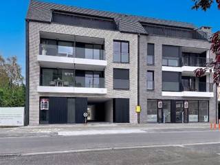 <span>Gelegen in Res. ROYAL ASTRID, gelegen op het groene dorpsplein van Grobbendonk.<br />Het gebouw bestaat in totaal uit 2 winkels / kantoren op het gelijkvloers, 9 appartementen, kelderbergingen, gemeenschappelijke fietsenberging, garageboxen en autostaanplaatsen.<br /><br />Dit appartement </span>heeft een bruto opp. van 120 m² (netto 102,75 m²) en een private buitenruimte van 63 m² aan de achterzijde. De afwerking wordt voorzien volgens lastenboek (volgens keuze van de koper).<br /><br />INDELING<br />Aparte ingang (dus enkel voor dit appartement),<br />leefruimte met open keuken die grenzen aan de buitenruimte,<br />Berging en apart toilet,<br />Twee slaapkamers en badkamer,<br />Brede nachthal met ruimte om ingemaakte kastenwand te plaatsen.<br /><br /><br />BIJZONDERHEDEN<br /><span>De koper betaalt bij aankoop: 399.000 euro + 6% (12.240€) of 21% (42.840€) BTW + 15.600 euro registratierechten + 2.600 euro opstalrechten + aanleg nutsvoorzieningen + aandeel in de opmaak van de basisakte + notariskosten.<br /></span><span>Aankoop garagebox verplicht (staanplaatsen zijn reeds allen verkocht).<br />Kostprijs garagebox: 27.500 euro + 4.095 euro BTW + 780 euro registratierechten + 60 euro opstalrechten + aandeel in de opmaak van de basisakte + notariskosten.<br />Gebouw met lift.<br /></span>Informeer u bij ons kantoor voor meer inlichtingen over de voorwaarden voor een aankoop aan 6% BTW (i.p.v. 21% BTW).<br />Max te behalen E-peil: 35.<span><br />Appartement kan snel afgewerkt worden.<br /><br /><br /></span><span>POSITIEVE ASPECTEN<br />TOP locatie op het dorpsplein van Grobbendonk<br />Mooie buitenruimte<br />Mooie architectuur</span>