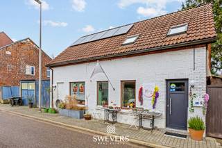 Voor meer info en foto’s, surf naar www.swevers.be. In het landelijke Gingelom, op een ruim perceel van 1.470 m² met open zichten, ligt deze halfopen woning met authentieke charme en renovatiepotentieel. De woning dateert van 1850 en biedt een bewoonbare oppervlakte van 136 m², verdeeld over twee bouwlagen. Hier woont u rustig, met de mogelijkheid om het geheel naar eigen smaak op te frissen en in te richten.<br />Op het gelijkvloers bevindt zich een lichtrijke leefruimte van 26,13 m² met plaats voor een zit- en eethoek. Grote raampartijen zorgen voor aangenaam daglicht en een mooie connectie met de tuin. Aansluitend ligt de compacte keuken van 9,75 m², met toegang tot de achterliggende buitenruimte. Op de verdieping vindt u één ruime slaapkamer van 21,46 m² en een badkamer. De indeling is praktisch en vormt een goede basis voor modernisering. Daarnaast is er een kelder van 12 m², ideaal als extra bergruimte.<br />De oostelijk georiënteerde tuin biedt ochtendzon en tal van mogelijkheden voor tuinliefhebbers of het creëren van een gezellig terras. Dankzij de halfopen bebouwing geniet u van extra lichtinval en een ruimtelijk gevoel.<br />De ligging is praktisch met scholen op 450 m, openbaar vervoer op 300 m, winkels op 500 m en een vlotte verbinding naar de snelweg op 11 km. Een woning met karakter en toekomstmogelijkheden op een rustige locatie. Voor meer informatie, bel 011 255 155. Bron bewoonbare oppervlakte: EPC – verslag.