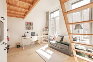 Deze prachtige studentenwoning is gelegen op een perfecte centrumlocatie te Leuven.<br />Op een steenworp van de verschillende faculteiten alsook ontspanningsmogelijkheden biedt deze kleinschalige residentie u een ideale leefomgeving.<br />Het gebouw telt 8 knappe kamers met eigen sanitair dewelke genieten van één gemeenschappelijke keuken. Elke kamer beschikt privatief over een frigo en microgolfoven.<br />Per verdieping bevindt zich steeds een kamer aan de voor- en achterzijde.<br />Elke kamer met haar specifieke troeven zorgt steeds voor een 100% bezettingsgraad.<br />Indien u op zoek bent naar een waardevaste investering op een zeer gegeerde ligging dan dient u hier zeker een bezoek op in te plannen.<br />Overzicht van de huidige huurinkomsten en contracten zijn steeds op aanvraag beschikbaar.<br />Aarzel niet en contacteer ons voor een bezoek ter plaatse! info@covas.be // 016 40 60 20 // www.covas.be