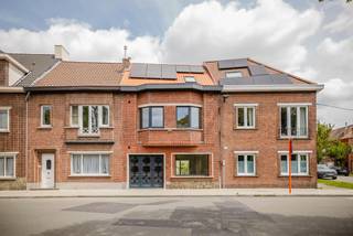 Volledig gerenoveerde woning te koop in de Robert Rinskopflaan 72 in Gentbrugge, op een uitstekende locatie met vlotte verbindingen naar Gent centrum. Dankzij de nabijheid van het station, openbaar vervoer en belangrijke invalswegen geniet u hier van een uitstekende mobiscore. Bovendien bevindt de woning zich op fietsafstand van het centrum van Gent en vlakbij recreatiegebied De Meersen.<br /><br />Deze energiezuinige woning werd volledig vernieuwd en beschikt over een uitstekende EPC-score met energielabel A. Verwarmen gebeurt via een moderne warmtepomp, wat zorgt voor een comfortabel en duurzaam woonklimaat.<br /><br />Indeling gelijkvloers:<br />- Ruime inkomhal met praktische ruimte voor fietsen<br />- Gezellige en lichtrijke leefruimte<br />- Aparte volledig geïnstalleerde keuken<br />- Rechtstreekse toegang vanuit de leefruimte naar een gezellig terras<br /><br />Op de eerste verdieping bevinden zich:<br /><br />- 2 ruime slaapkamers<br />- Een moderne badkamer<br />- Berging<br /><br />Op de tweede verdieping :<br />- Zeer ruime slaapkamer<br /><br />Via een vaste trap bereikt u de zolderverdieping, waar de mogelijkheid bestaat om nog 2 extra kamers en een tweede badkamer te creëren.<br /><br />Troeven van deze woning:<br />- Volledig gerenoveerd<br />- EPC-label A<br />- Verwarming met warmtepomp<br />- 3 ruime slaapkamers<br />- Uitbreidingsmogelijkheden op zolder<br />- Terras<br />- Uitstekende ligging nabij station, Gent centrum en De Meersen<br /><br />Ideale gezinswoning of investering in een gegeerde buurt van Gentbrugge.