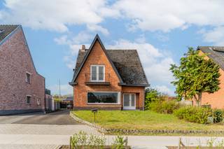 Eengezinswoning met 4 slaapkamers.

Deze gezellige woning biedt een bewoonbare oppervlakte van 183 m² en is gelegen op een mooi perceel van 575 m², wat meteen tal van mogelijkheden creëert voor wie op zoek is naar ruimte en potentieel. Dankzij de grote raampartijen geniet de woning van veel natuurlijke lichtinval.

De indeling is functioneel en praktisch opgevat, met een badkamer voorzien van ligbad op het gelijkvloers en een ruime wasruimte
Verder beschikt de woning over 4 slaapkamers op de eerste verdieping, een kelder en een ruime zolder die ideaal zijn als extra bergruimte.

Buiten vinden we een praktische garage met aansluitend een tuinberging terug.

Deze woning vormt de perfecte opportuniteit voor kandidaat-kopers die op zoek zijn naar een op te frissen pand dat ze volledig naar eigen smaak kunnen inrichten en afwerken. De combinatie van een solide basis, een lichtrijke structuur en een mooi perceel maakt dit een interessante investering met veel potentieel.
