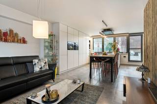 Bent u op zoek naar een ruime, instapklare woning met veel licht, comfort én de mogelijkheid om wonen en werken te combineren? Deze karaktervolle eigendom in het bruisende hart van Ingelmunster biedt u een uitzonderlijke combinatie van een hoogwaardige woonst en een praktisch ingerichte handelsruimte. Gelegen in de Oostrozebekestraat geniet u bovendien van een uitstekende bereikbaarheid en een centrale ligging.<br /><br /><br />Indeling van de woning: <br />- lichtrijke en ruime leefruimtes<br />- moderne keuken, afgewerkt met hoogwaardige toestellen en een wijnfrigo<br />- 3 volwaardige slaapkamers<br />- aparte bureauruimte<br />- zolderruimte met extra mogelijkheden<br />- ruim terras<br /><br />De handelsruimte: een extra troef<br />- ca. 112 m² bruikbare vloeroppervlakte<br />- momenteel ingericht als dagbladhandel en broodjeszaak<br />- apart sanitair<br />- bureauruimte<br />- koelvoorzieningen<br /><br />Extra kenmerken: <br />- zonnepanelen en een zeer gunstig EPC<br />- vloerverwarming en airconditioning (lucht/lucht verwarming)<br />- commercieel gunstige ligging in Ingelmunster<br /><br />De handelsruimte biedt tal van mogelijkheden voor wie een eigen zaak wil uitbaten, een kantoor nodig heeft of wonen en werken op één locatie wil combineren. De overname van het handelsfonds van de huidige dagbladhandel en broodjeszaak is bespreekbaar.<br /><br />Bent u op zoek naar een ruime woning met als extra troef een ruime handelsruimte in het centrum van Ingelmunster? Aarzel dan niet om ons te contacteren.