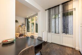 Vergunde opbrengsteigendom op een uitstekende AAA locatie bestaande uit een gelijkvloers 2 slaapkamer app. met tuin en 5 ruime en mooie studentenflats met aparte keuken en buitenterras.<br /><br />Op het gelijkvloers is er een ruime fietsenberging, vuilberging en toegang tot het appartement.<br /><br />Er is een grote kelder waar de studenten een was kunnen doen indien gewenst. Op het 1v is er één studentenflat, een keuken en aangenaam buitenterras. Op het 2v en 3v telkens twee studentenflats per verdiep.<br /><br />Dit gebouw werd in 2012 volledig gerenoveerd. Momenteel is alles volledig verhuurd op 12 maanden basis aan studenten en er werd door de stad Antwerpen een conformiteitsattest afgeleverd. Alle kamers zijn momenteel volledig gemeubileerd met ingemaakte kasten.<br /><br />Het pand is uitgerust met dubbele beglazing, voldoet volledig aan de brand- en rookdetectievoorschriften, heeft gasverwarming, en biedt internet en wifi en het gebouw is asbestvrij. Aparte meters voor het gelijkvloers en de studentenflats.<br /><br />De jaarlijkse huurinkomsten (academie 25/26) bedragen momenteel €51.500. De huidige netto-opbrengst is 43.600 € na aftrek van alle kosten. Details beschikbaar op aanvraag. Plattegronden, video, EPC en keuringen enz .. kan men raadplegen via onze website www.wellimmo.net .<br /><br />Voor meer informatie kunt u ons een e-mail sturen naar info@wellimmo.net of bellen naar 03 225 00 68.<br />