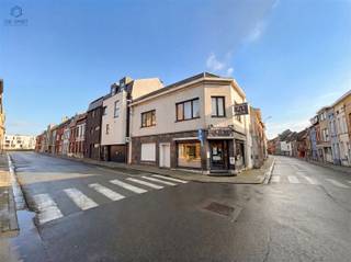 <p><span>OPBRENGSTEIGENDOM MET HANDELSPAND EN APPARTEMENT </span></p><p><span> </span></p><p><span>Investeringspand in het centrum van Geraardsbergen te koop. </span></p><p><span> </span></p><p><span>Op het gelijkvloers treft men een handelspand dewelke verhuurd is. </span></p><p><span> </span></p><p><span>Commerciële ruimte, toilet, kelder, keuken en kleine living.</span></p><p><span> </span></p><p><span>Op het eerste verdiep treft men een appartement met 1 slaapkamer, keukentje, badkamer voorzien van lavabomeubel, ligbad en toilet, ruime living.</span></p><p><span> </span></p><p><span>De totale opbrengst van dit pand is momenteel 1130 euro per maand. (rendement van 5%) </span></p><p><span> </span></p><p><span>EPC label D = Geen renovatieplicht. </span></p><p><span> </span></p><p><span>De elektrische keuring van het appartement is conform arei, van de winkel is deze niet conform arei. </span></p><p><span> </span></p><p><span>Voor inlichtingen of bezoek gelieve op de advertentie te reageren, wij bellen u zelf op om een afspraak in te plannen. </span></p><p><span> </span></p><p><span> </span></p>