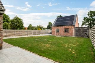 <p><span>Bent u op zoek naar een ruime, verzorgde gezinswoning met extra opslag- of hobbyruimte? Dan is deze instapklare woning in het rustige Achterbroek (Kalmthout) precies wat u zoekt.</span></p>
<p><span>Bij het betreden van de woning komt u in de inkomhal die toegang geeft tot de eerste verdieping. De gezellige en lichtrijke leefruimte is afgewerkt met een tegelvloer in parketmotief, voorzien van een pelletkachel en stijlvolle inbouwspots. Aansluitend bevindt zich de volledig ingerichte keuken met een ruim kookeiland en alle hedendaagse comfort, waaronder een inductiekookplaat, dampkap, oven, koelkast en vaatwasser. Dankzij het grote schuifraam geniet u van een mooi zicht op de tuin en heeft u rechtstreeks toegang tot het terras.</span></p>
<p><span>Verder beschikt het gelijkvloers over een praktische koele berging, een ruime achterinkom die ingericht is als wasplaats met vaste kasten en een inloopdouche, een afzonderlijk gastentoilet en een volledig ingerichte bureauruimte, ideaal voor wie regelmatig van thuis uit werkt.</span></p>
<p><span>Op de eerste verdieping bevinden zich vier volwaardige slaapkamers, allemaal voorzien van een laminaatvloer en praktische maatkasten. De ruime badkamer is uitgerust met een ligbad, een inloopdouche en een dubbele wastafel in een stijlvol badkamermeubel. Daarnaast is er een apart toilet en biedt een valtrap toegang tot een handige opbergzolder.</span></p>
<p><span>Een absolute troef van deze eigendom is het multifunctionele bijgebouw, gebouwd in 2019. Dit beschikt over een gelijkvloerse ruimte van circa 70,5 m² met dubbele sectionaalpoort en een verdieping van ongeveer 31 m². Daarnaast is er nog een afzonderlijke houten tuinberging van circa 21,5 m².</span></p>
<p><span>De woning is uitgerust met zonnepanelen en beschikt over een aangename, onderhoudsvriendelijke tuin met terras waar u in alle rust kunt genieten.</span></p>