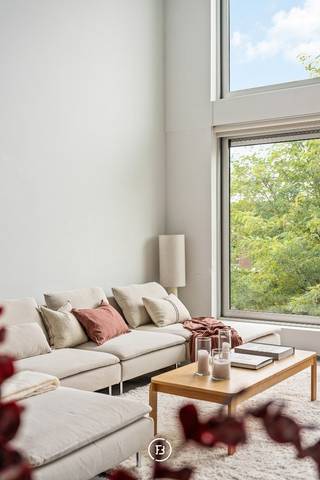 In een levendige buurt, op wandelafstand van het water en met een vlotte verbinding naar het stadscentrum en het openbaar vervoer, bevindt zich dit karaktervolle triplexappartement in een kleinschalige residentie.<br />Met een bewoonbare oppervlakte van maar liefst 150 m², een zonnig dakterras en een bijzonder uitzicht op het water combineert deze woning ruimte, licht en authenticiteit.<br /><br />Via de inkomhal met gastentoilet kom je in een lichtrijke leefruimte waar hoge plafonds, royale raampartijen en een open indeling zorgen voor een aangenaam gevoel van ruimte. <br /><br />De ruime leefruimte met zit- en eetgedeelte sluit naadloos aan op de open keuken en geniet van een prachtig uitzicht over het water. Authentieke elementen van de voormalige loodsen werden met zorg behouden en geven het geheel een uitgesproken karakter.<br /><br />Op de eerste verdieping bevindt zich de ruime masterbedroom, die eveneens geniet van een schitterend uitzicht op het water. De ensuite badkamer is uitgerust met een ligbad, een douche, een dubbele lavabo en een toilet.<br />De bovenste verdieping biedt een tweede comfortabele slaapkamer met rechtstreekse toegang tot het zonnige dakterras waar u in alle rust kunt genieten van de buitenruimte.<br /><br />Een appartement met een eigen identiteit, waar ruimte, licht en authentieke details samenkomen. Ideaal voor wie op zoek is naar een bijzondere woonplek met een flexibele indeling en connectie met het water.<br /><br />Extra troef: de mogelijkheid om een ondergrondse parkeerplaats te huren of aan te kopen.