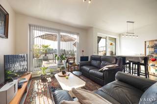 <p>Ontdek dit verzorgde en <span><b>energiezuinige appartement</b></span>, ideaal gelegen in het <span><b>centrum van Nevele</b></span>. Dankzij de <span><b>uiterst centrale ligging</b></span> bevinden winkels, scholen, openbaar vervoer en een sportcentrum zich op wandel- of fietsafstand. Bovendien geniet u van een <span><b>vlotte verbinding</b></span> naar de autosnelweg en liggen zowel het <span><b>station van Deinze</b></span> als het <span><b>station van Landegem</b></span> vlakbij. Tal van <span><b>fiets- en wandelroutes</b></span> vertrekken in de onmiddellijke omgeving.</p>
<p>Het appartement is <span><b>compact en praktisch ingedeeld</b></span> en beschikt over <span><b>twee slaapkamers</b></span>. De tweede kamer leent zich perfect als <span><b>bureau</b></span>, <span><b>kinderkamer</b></span> of hobbyruimte, waardoor deze woonst ideaal is voor <span><b>alleenstaanden, koppels of een klein gezin</b></span>.</p>
<p>Een absolute meerwaarde is het <span><b>ruime zonneterras</b></span>, dat fungeert als een <span><b>volwaardige extra buitenruimte</b></span>. De ideale plek om te ontspannen, gezellig te tafelen of te genieten van een rustig moment in de buitenlucht.</p>
<p>Daarnaast beschikt het appartement over een <span><b>afzonderlijke garage</b></span><span>, goed voor extra </span><span><b>comfort</b></span><span>, </span><span><b>veilige parkeergelegenheid</b></span><span> en </span><span><b>bijkomende opbergruimte</b></span><span>.</span></p>
<p>Een ideale woongelegenheid voor wie op zoek is naar een <span><b>instapklaar</b></span>, <span><b>comfortabel</b></span> en <span><b>energiezuinig appartement</b></span> op een <span><b>centrale locatie</b></span>, met alle voorzieningen binnen handbereik.<br /><br />Domicilie verplicht<br />Huurwaarborg: 3 maanden via Korfine<br />Huur: 895 €/maand + 55 €/maand bijdrage syndicus <br />Totale huurprijs: 950 €/maand<br />Bezoek enkel op afspraak<br /><br /><span><strong><span>Interesse?</span></strong><br /><span>Contacteer<strong> Philippe Van Peteghem </strong>via <strong>0467/04.33.11 </strong>of<strong> philippe@valorvastgoed.be </strong>voor meer info of een vrijblijvende bezichtiging.</span><br /><br /></span></p>