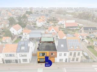 Op een A-ligging, op wandelafstand van het station, het centrum en alle troeven die Blankenberge te bieden heeft, bevindt zich deze uitzonderlijke eigendom met loods, een zeldzame kans voor wie visie, ambitie en ondernemingszin combineert.<br /><br />Hoewel de bestaande woning werd getroffen door brand, creëert dit net een prachtig canvas voor een heropbouw naar eigen smaak en noden. Dankzij de gunstige ligging en de bestaande bestemming biedt dit perceel de mogelijkheid tot het realiseren van een moderne gezinswoning met vier slaapkamers, badkamer en ruime leefruimte, volledig op maat van uw levensstijl.<br /><br />De aanwezigheid van een loods/atelier maakt dit pand extra uniek: perfect voor zelfstandigen, ondernemers, creatievelingen of investeerders die wonen en werken willen combineren, of op zoek zijn naar commerciële, ambachtelijke of creatieve ruimte op een strategische locatie.<br /><br />Dit is geen klassiek pand, maar een échte opportuniteit.<br />Een investering met toekomstwaarde, ontwikkelingspotentieel en uitzonderlijke locatiekracht.<br /><br />👉 Een bezichtiging is absoluut de moeite waard om het volledige potentieel van deze uitzonderlijke site zelf te ontdekken.<br /><br />Zulke projecten komen zelden op de markt, grijp deze kans en bouw hier iets écht bijzonders.<br />Aan deze prijs zul je zeker niet je vingers verbranden.<br /><br />Deze prijs is een richtprijs, elk bod die na de bezoekdag wordt gedaan lager, gelijk aan of hoger dan de vraagprijs zal aan de eigenaar worden voorgesteld die hier al dan niet op kunnen ingaan. Je kan je inschrijven op de bezoekdag door te mailen naar ewout@immoblauw.be.  